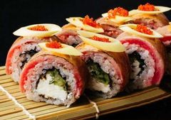 Ролл с обожженным тунцом и луком-порей