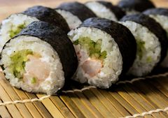 Ролл с креветкой и огурцом