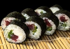 Ролл с тунцом, сливочным сыром и огурцом
