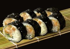 Ролл с курицей и огурцом