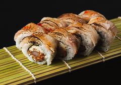 Ролл с обожженным морским окунем и кисло-сладким соусом чили